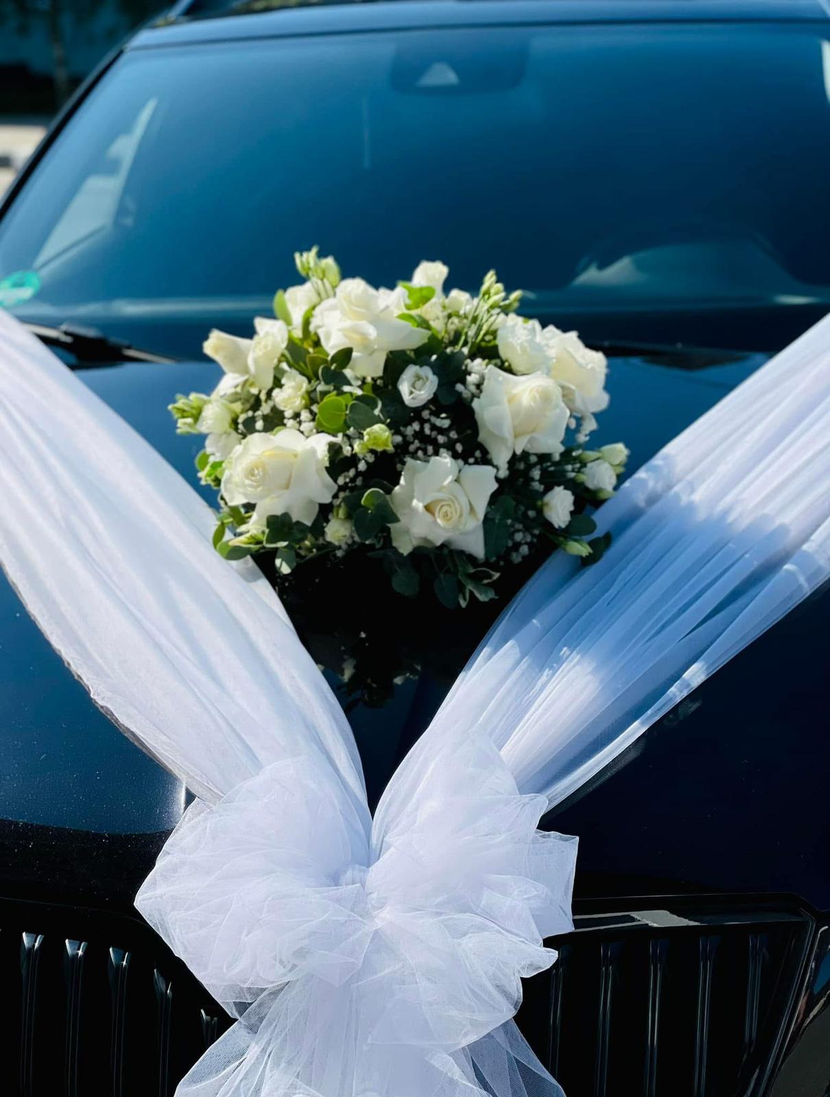 Aranjament rotund capotă mașină nuntă cu trandafiri albi, eustoma, gypsophila, eucalipt și voal alb – Florăria Iedera Jibou