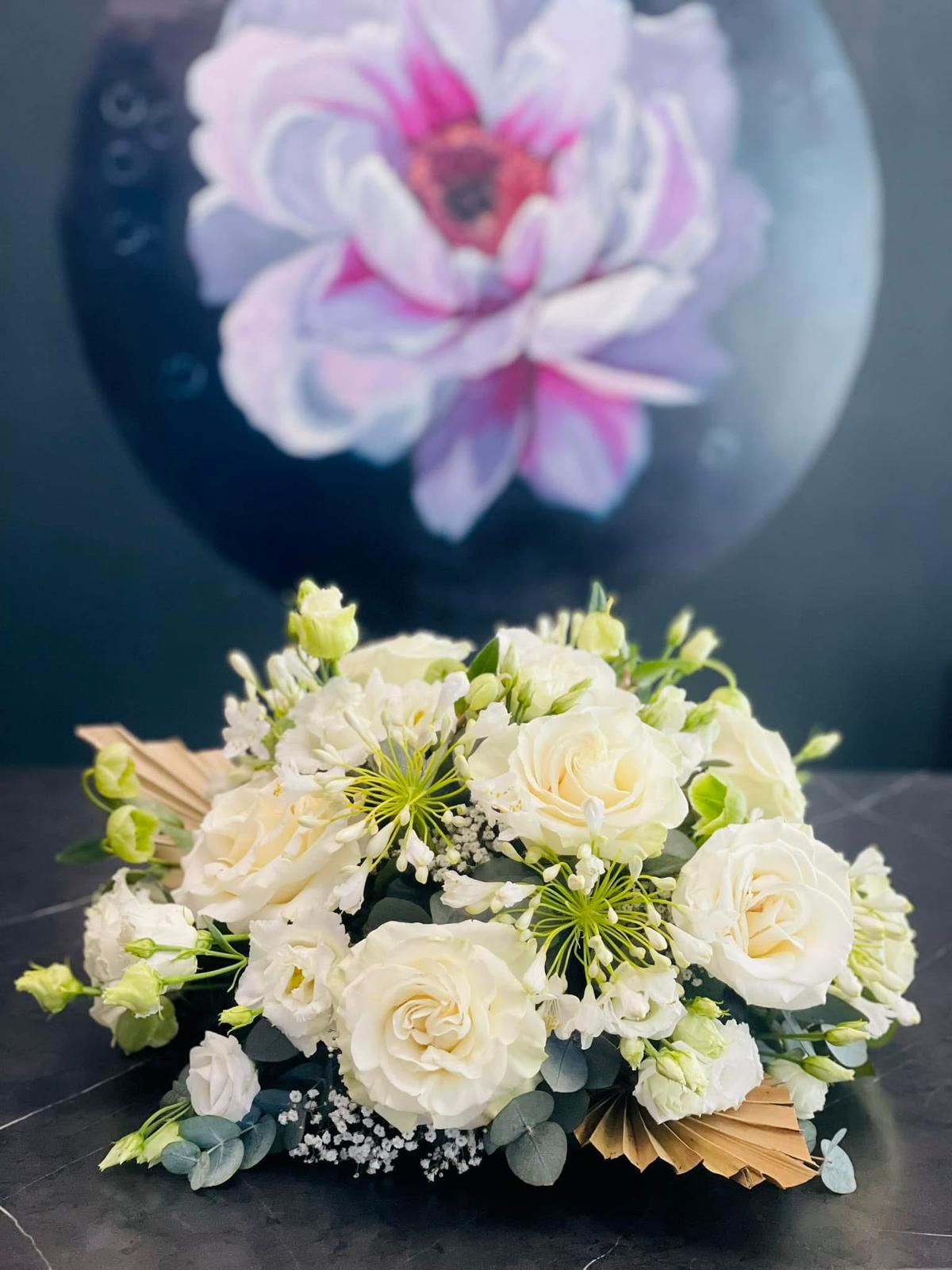 Aranjament boho alb-verde capotă mașină nuntă cu trandafiri albi, eustoma, gypsophila, eucalipt și palmier uscat auriu – Florăria Iedera Jibou