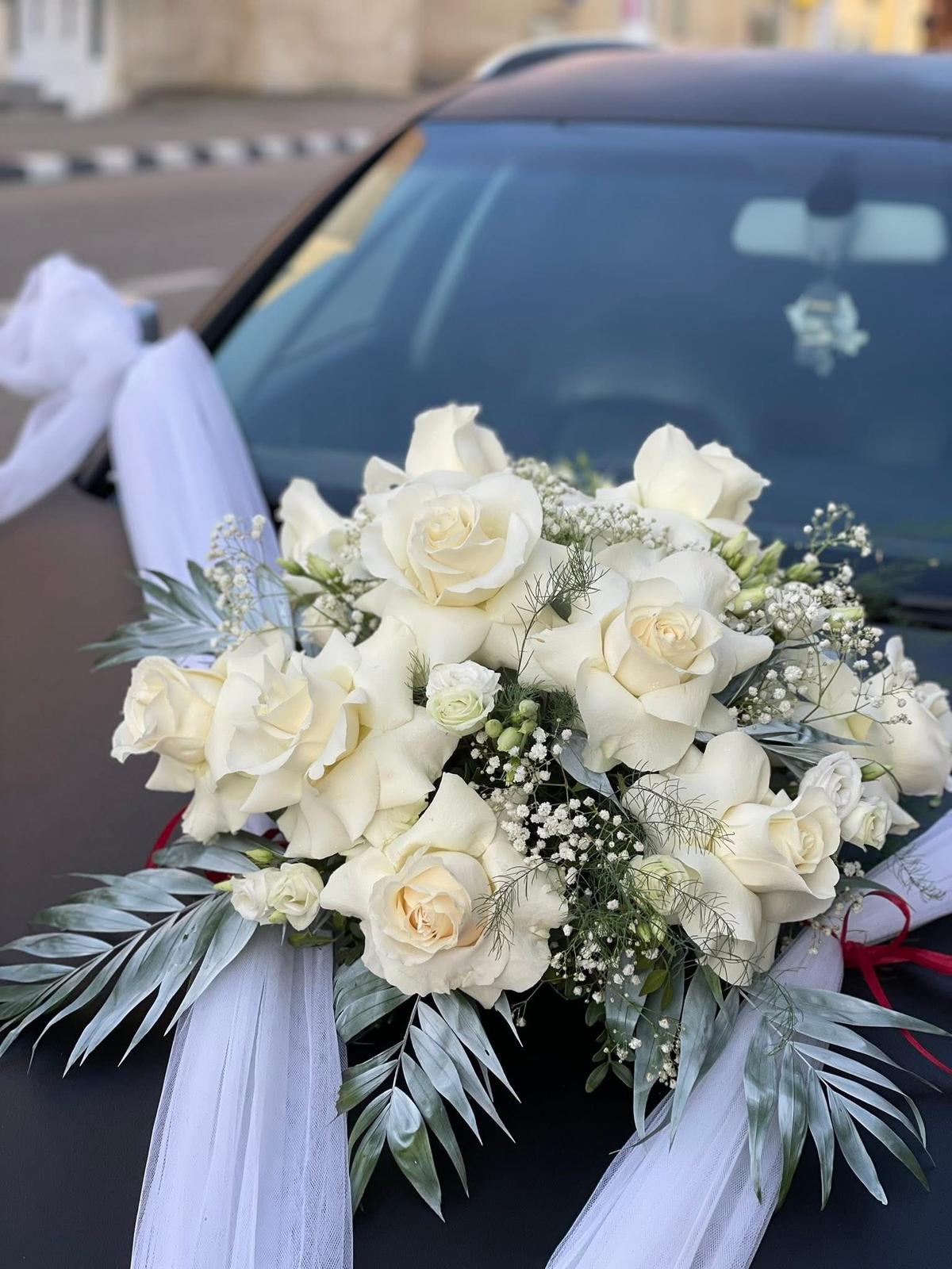 Aranjament generos capotă mașină nuntă cu trandafiri crem, gypsophila, frunze de palmier și voal alb – Florăria Iedera Jibou