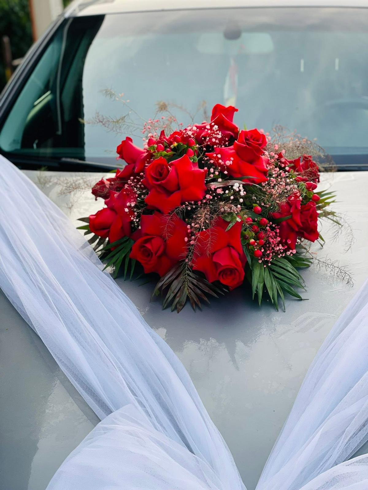 Aranjament floral pentru mașina miresei cu trandafiri roșii și voal alb – Florăria Iedera Jibou
