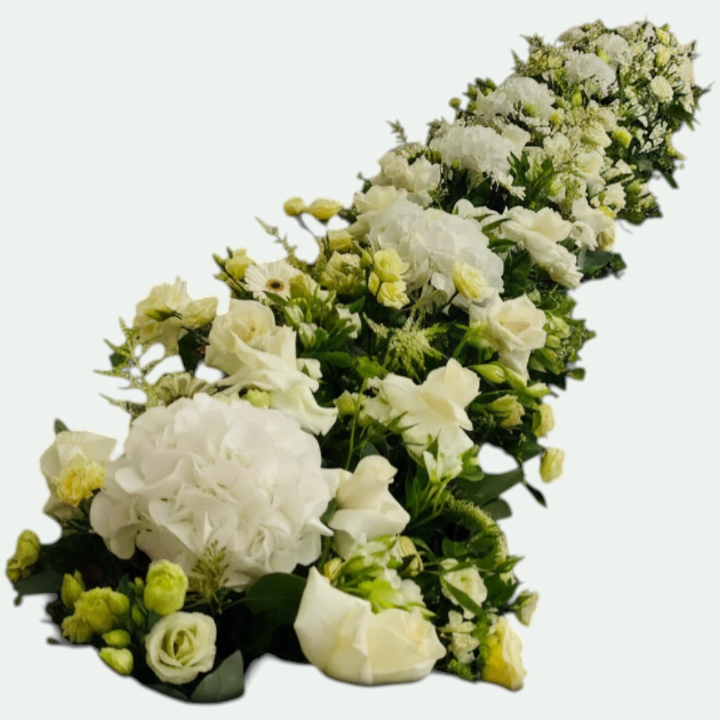 Aranjament prezidiu cu hortensii albe, trandafiri, lisianthus și minirose – Florăria Iedera Jibou