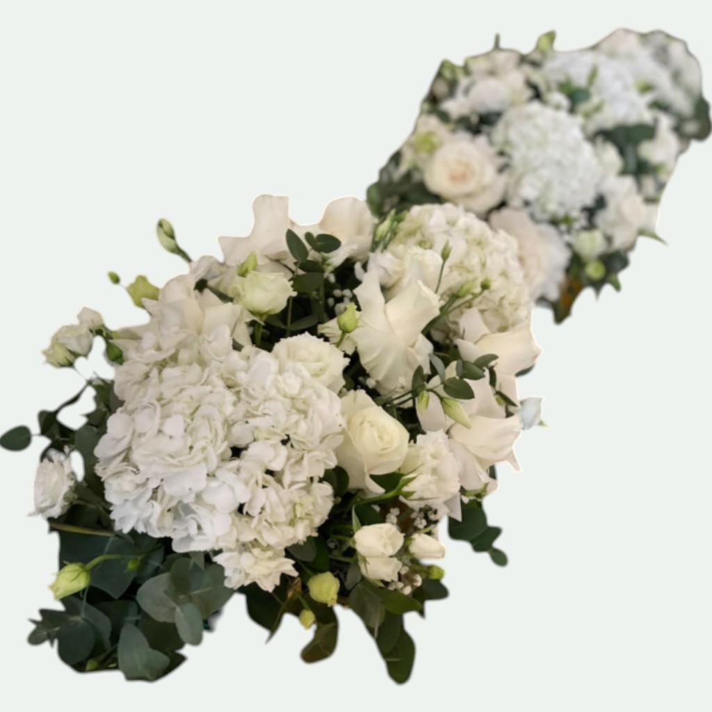 Aranjament prezidiu cu hortensii albe, trandafiri, lisianthus și eucalipt – Florăria Iedera Jibou