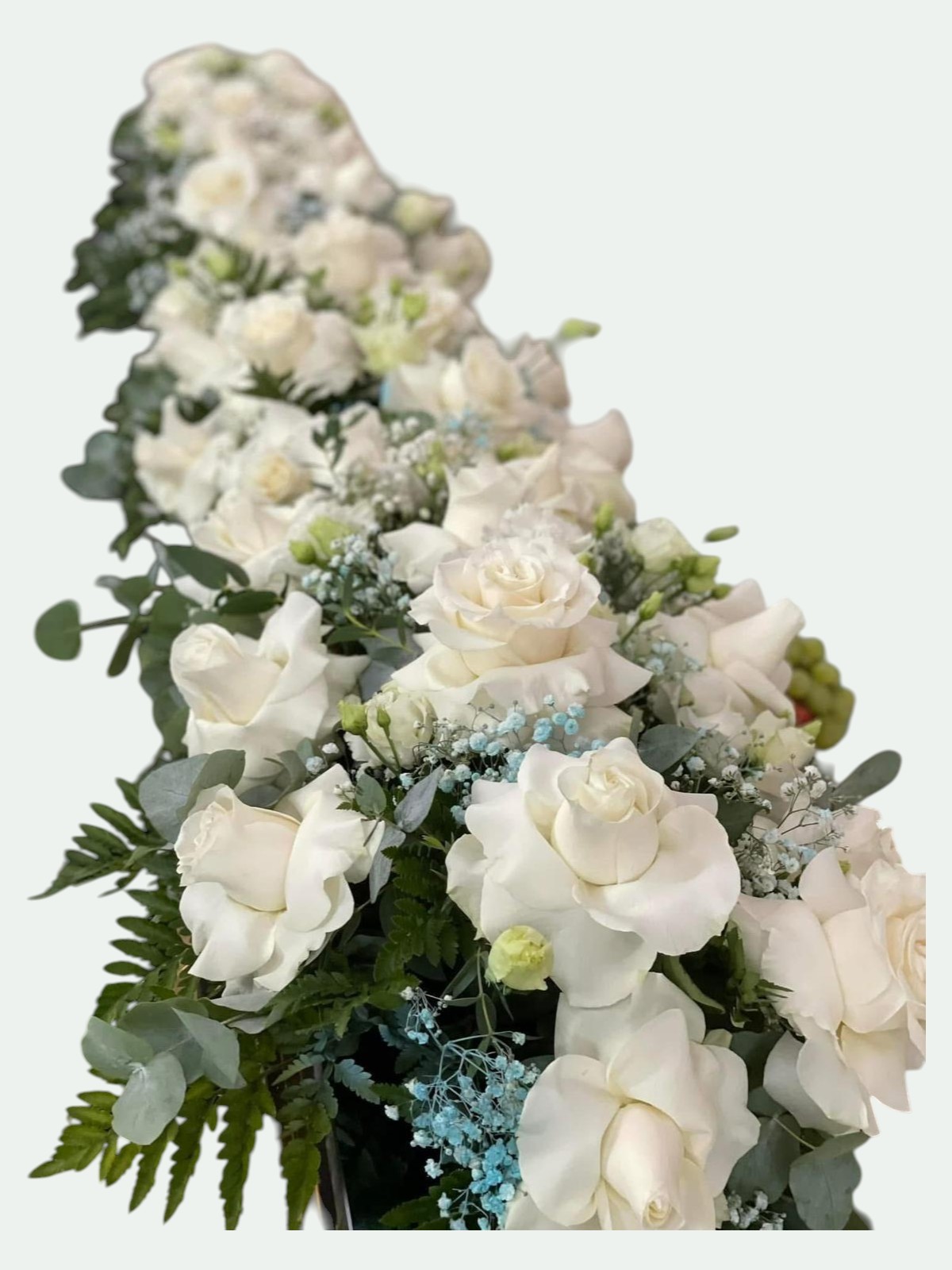 Aranjament prezidiu alb cu gypsophila albastră, eucalipt și ferigă – Florăria Iedera Jibou