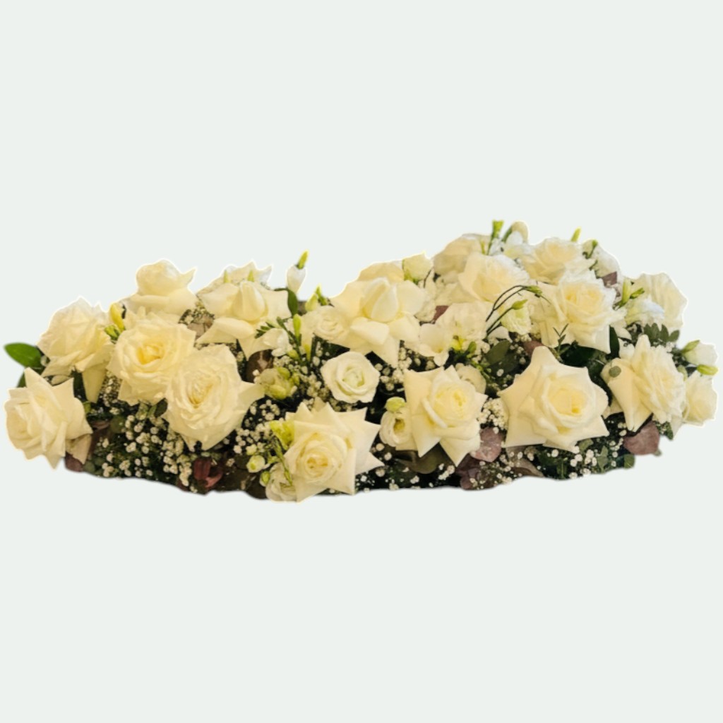 Aranjament floral pentru prezidiu cu trandafiri albi și gypsophila – Florăria Iedera Jibou