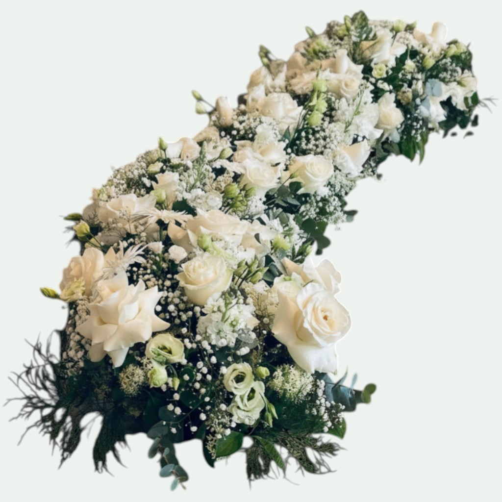 Aranjament prezidiu romantic alb cu trandafiri, lisianthus, gypsophila și eucalipt – Florăria Iedera Jibou