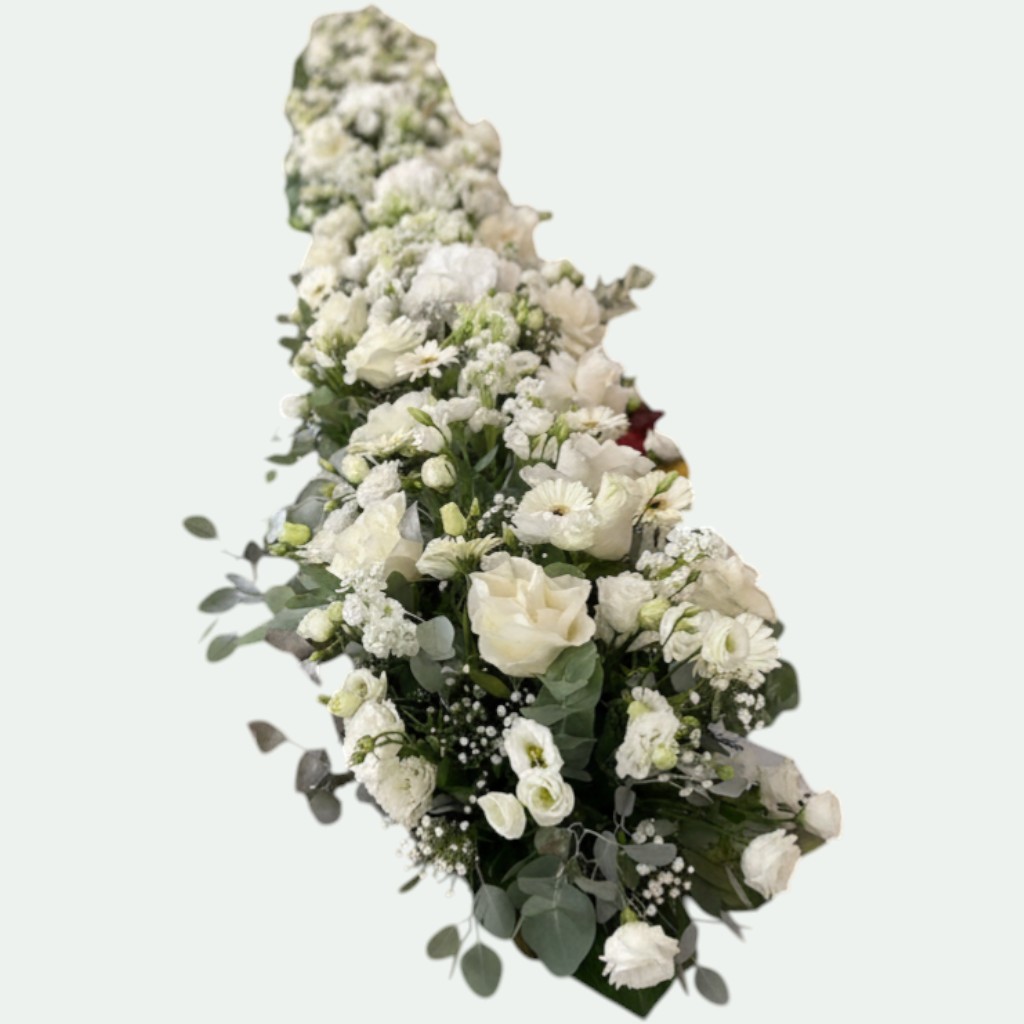 Aranjament prezidiu abundent cu trandafiri albi, lisianthus, crizanteme, gypsophila și eucalipt – Florăria Iedera Jibou