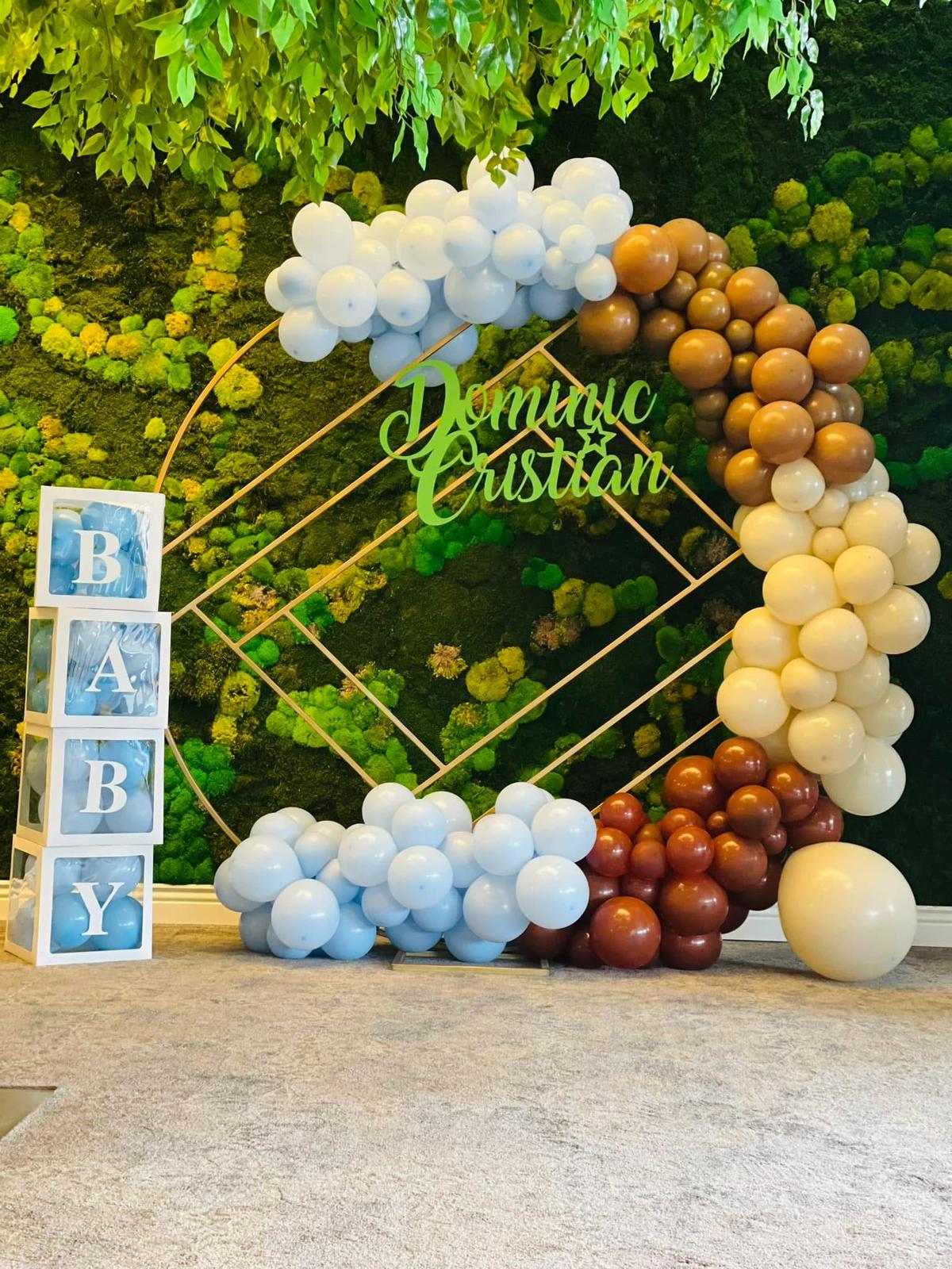 Arcadă botez băiat boho cu baloane bleu, maro și crem pe perete de mușchi verde cu cuburi BABY — Florăria Iedera Jibou