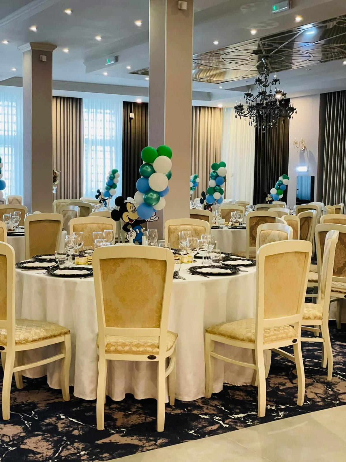 Decor masă tematic botez cu coloane de baloane albastru, verde și alb și figurină Mickey — Florăria Iedera Jibou