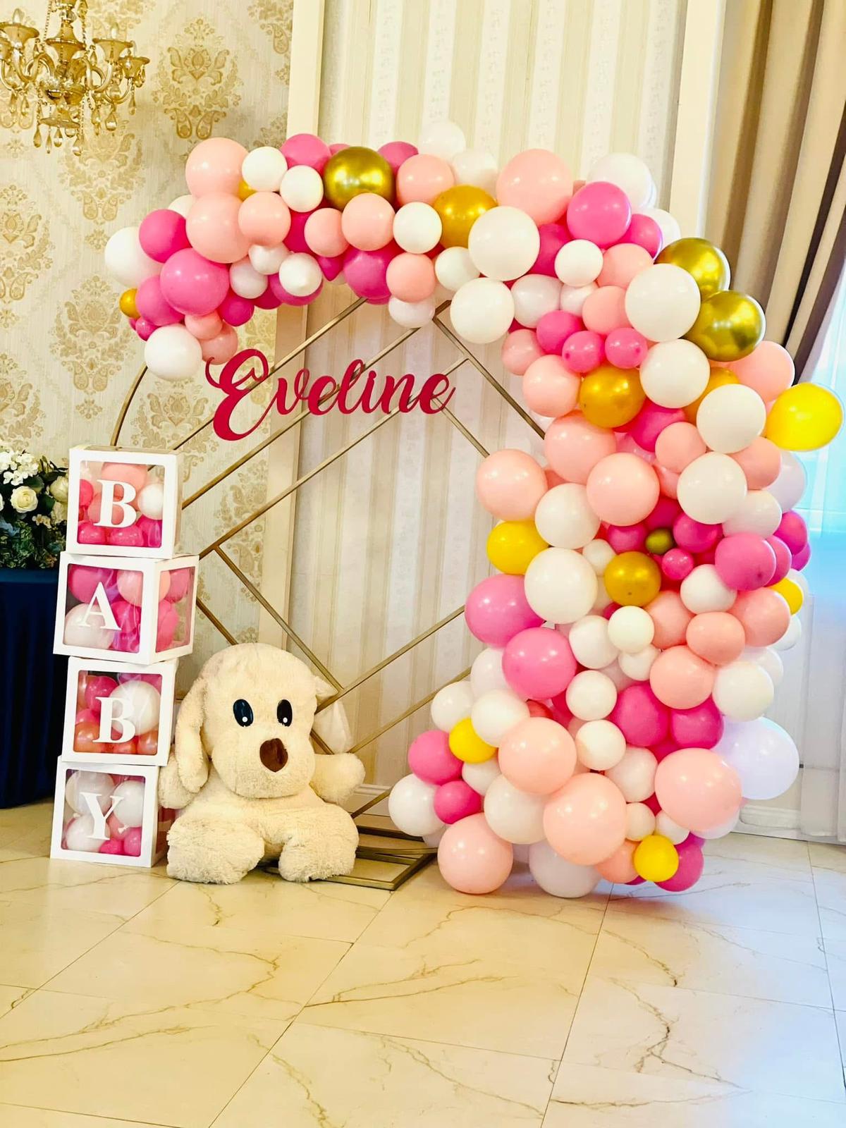 Arcadă botez fată din baloane roz, alb și auriu cu cuburi BABY și ursuleț personalizată — Florăria Iedera Jibou