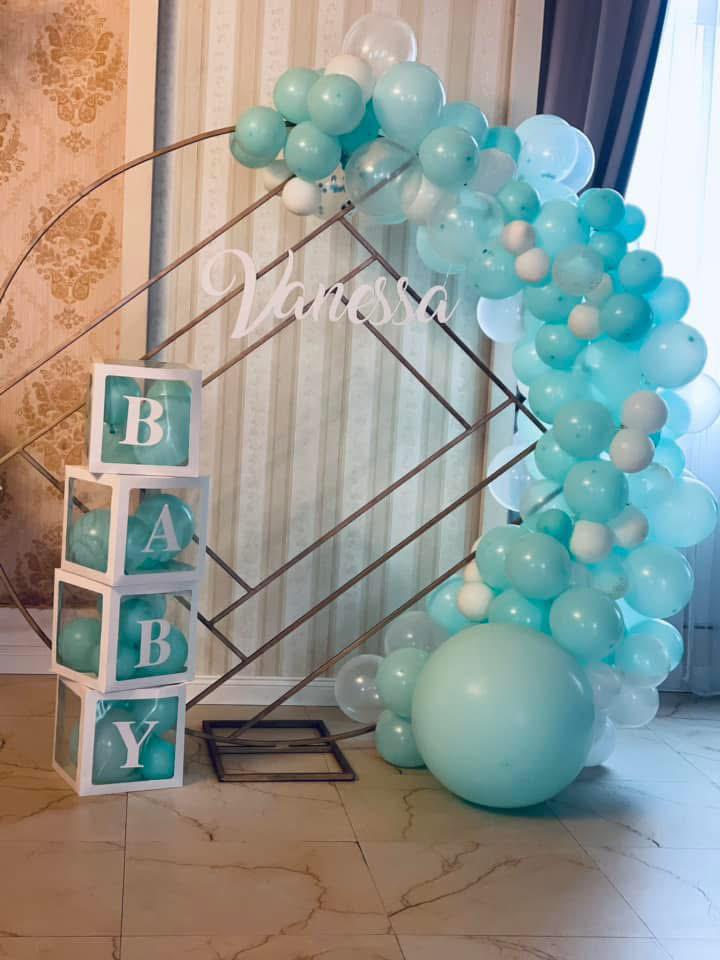 Arcadă botez din baloane mentă și alb cu cuburi BABY personalizată — Florăria Iedera Jibou