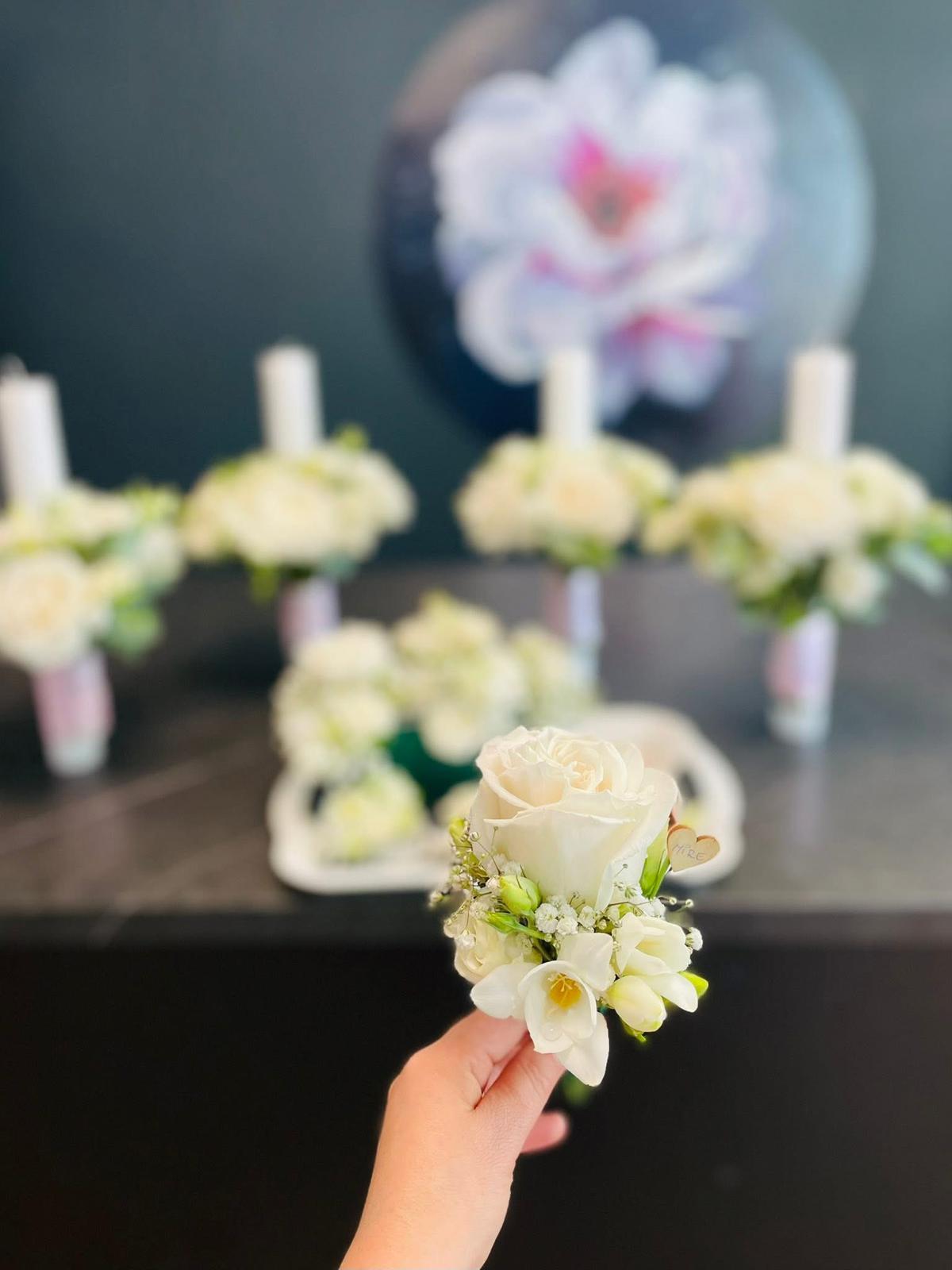 Brățară elegantă de nuntă pe încheietură cu trandafir roz, trandafir alb, statice mov și verdeață, prinsă cu dantelă fină albă – Florăria Iedera Jibou