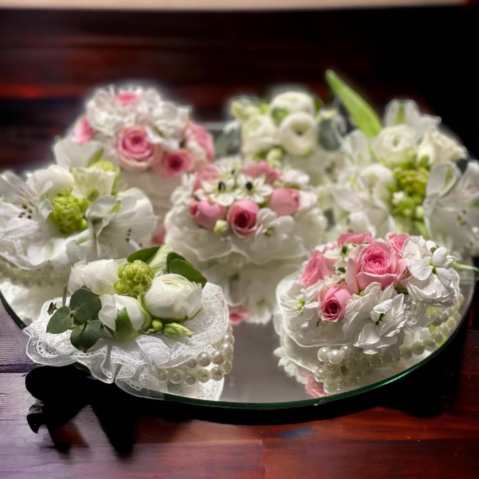 Set brățări nuntă roz și alb cu trandafiri, ranunculus, verdeață, dantelă și perle, pentru nașe și domnișoare de onoare – Florăria Iedera Jibou