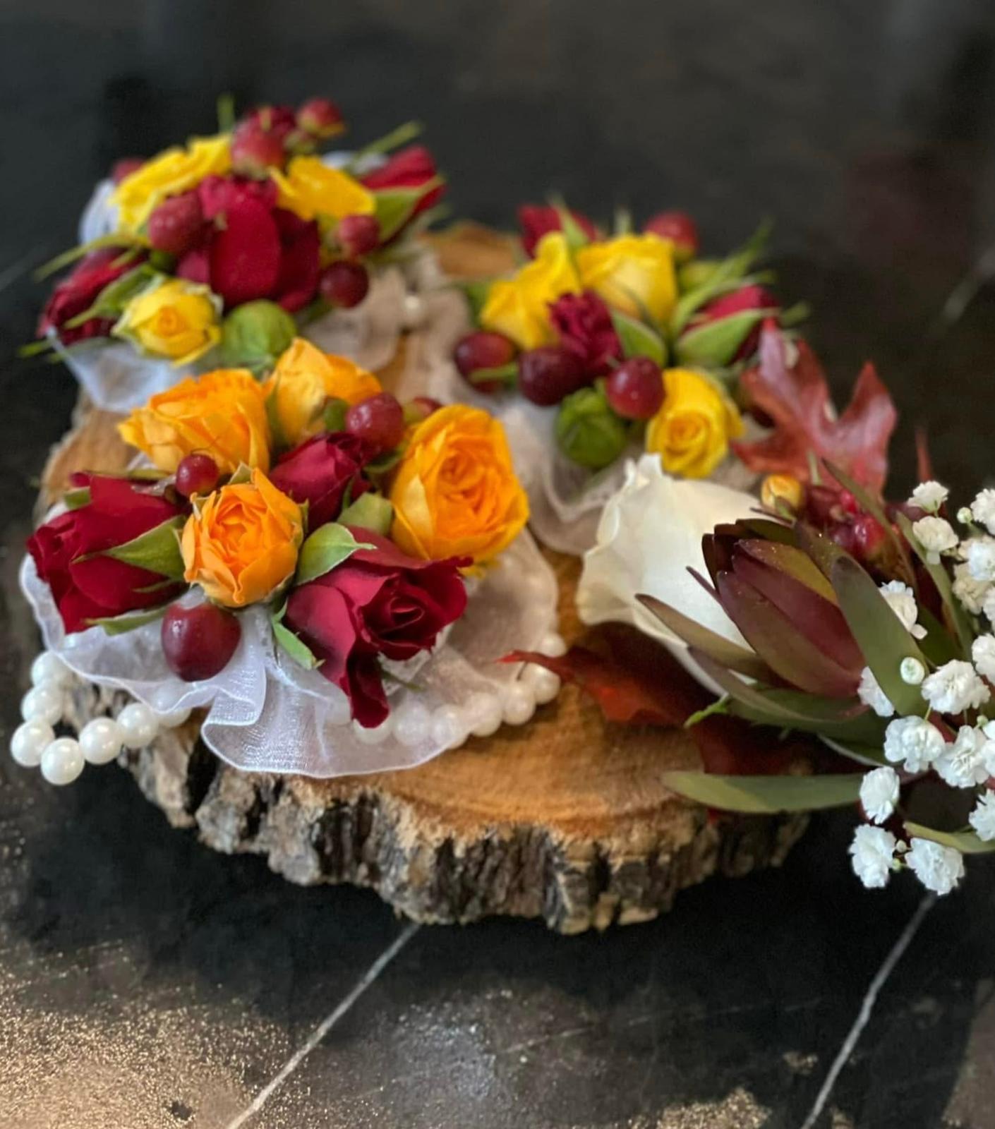 Cocarde și brățări florale pentru nuntă cu trandafiri și hipericum – Florăria Iedera Jibou