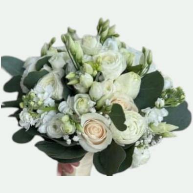 Buchet mireasă natural alb-verde cu trandafiri, lisianthus, matthiola și eucalipt – Florăria Iedera Jibou