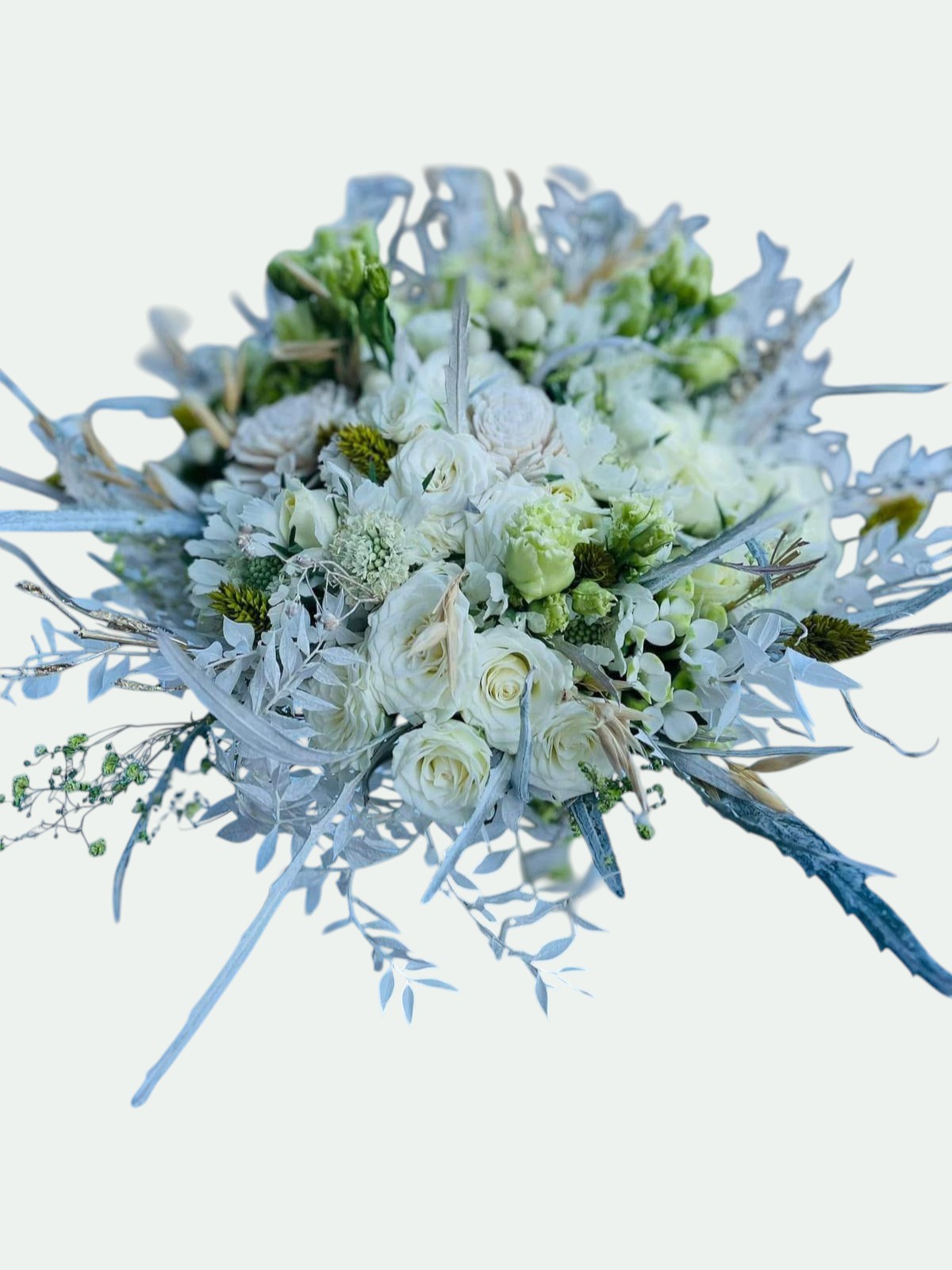 Buchet mireasă artistic cu trandafiri albi, dusty miller argintiu, scabiosa, lisianthus verde și elemente uscate – Florăria Iedera Jibou