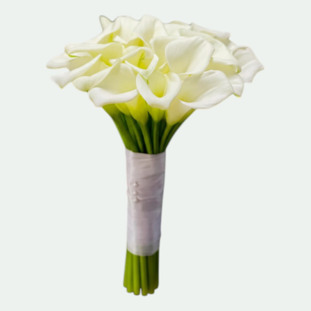 Buchet mireasă minimalist cu cale albe legat cu satin și perle – Florăria Iedera Jibou