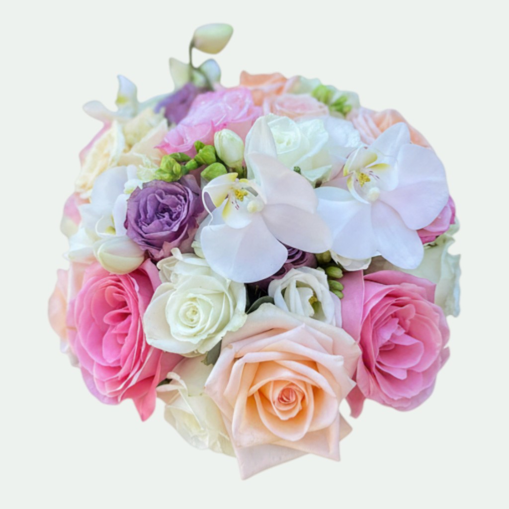 Buchet mireasă rotund pastel cu orhidee albă, trandafiri roz, piersică și mov – Florăria Iedera Jibou