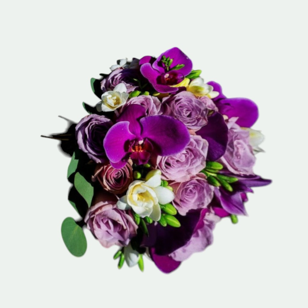 Buchet mireasă mov cu orhidee phalaenopsis, trandafiri lila și frezii albe – Florăria Iedera Jibou