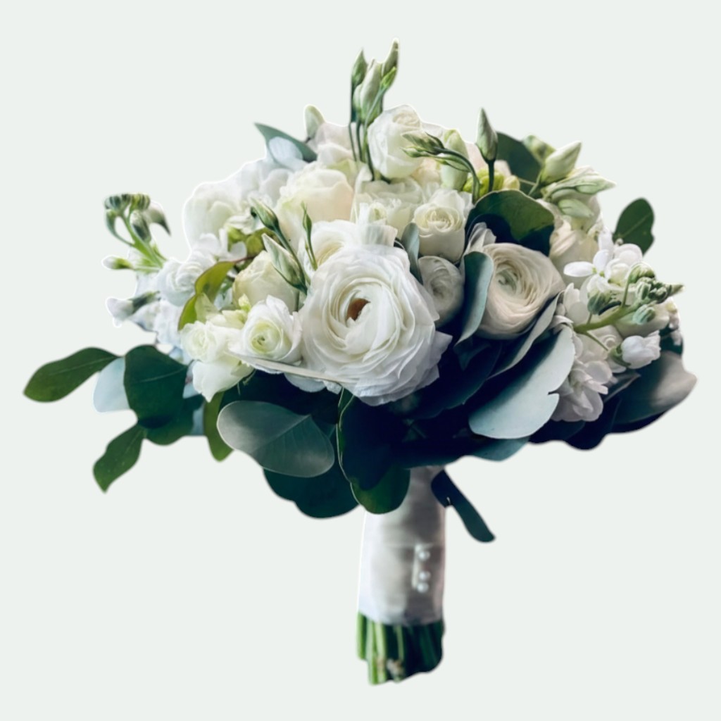 Buchet mireasă elegant cu ranunculus alb, trandafiri, lisianthus, miniroze și eucalipt – Florăria Iedera Jibou