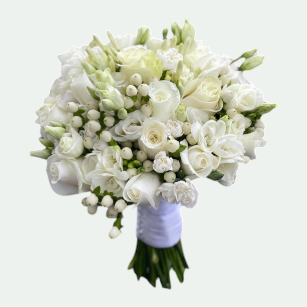 Buchet mireasă total alb cu trandafiri, lisianthus, frezii, minigaroafe și symphoricarpos – Florăria Iedera Jibou