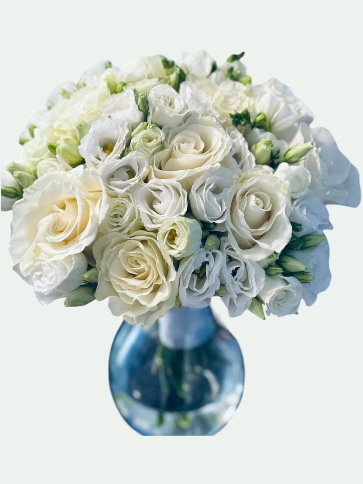 Buchet mireasă rafinat alb și bleu cu trandafiri albi, lisianthus bleu și miniroze – Florăria Iedera Jibou