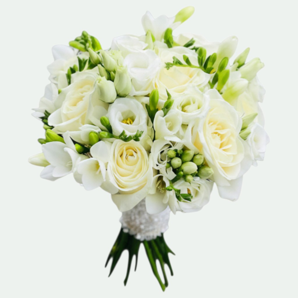 Buchet mireasă elegant alb cu trandafiri ivory, lisianthus, frezii și manșetă de perle – Florăria Iedera Jibou