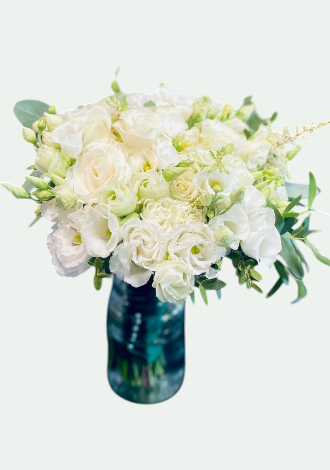 Buchet mireasă ivory cu trandafiri, lisianthus alb, frezii, astilbe și ramuri de măslin – Florăria Iedera Jibou
