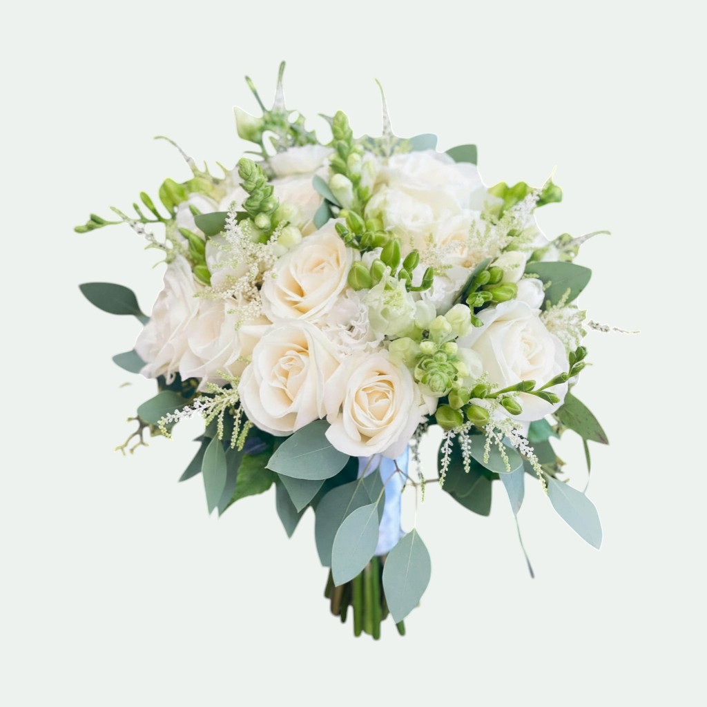 Buchet mireasă boem alb-verde cu trandafiri ivory, snapdragon, astilbe albă și eucalipt argintiu – Florăria Iedera Jibou