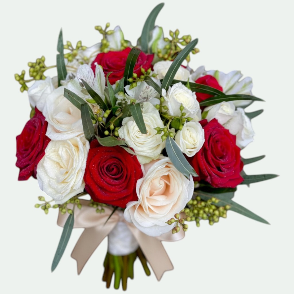 Buchet mireasă cu trandafiri roșii și albi, alstroemeria, bobițe verzi și eucalipt – Florăria Iedera Jibou