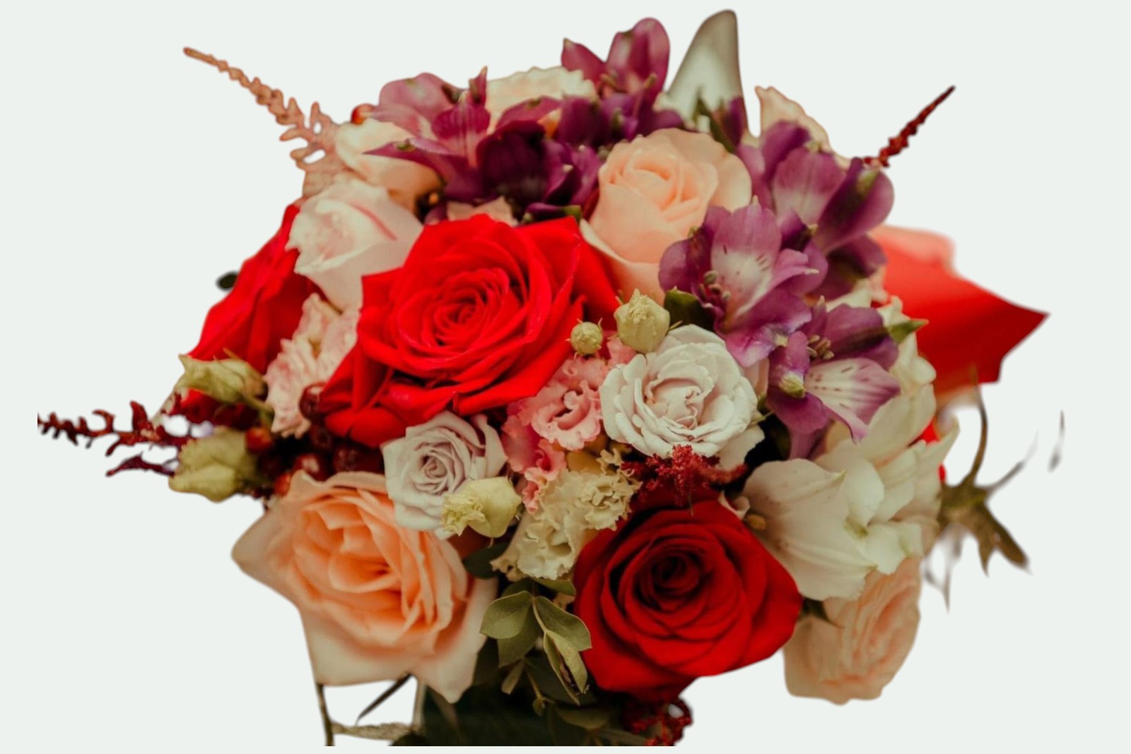 Buchet mireasă colorat cu trandafiri roșii și piersică, alstroemeria mov, garoafe și astilbe – Florăria Iedera Jibou