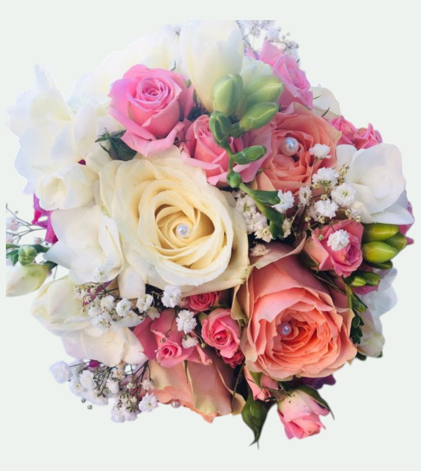 Buchet mireasă romantic cu trandafiri albi, roz și piersică, miniroze și gypsophila cu accente de perle – Florăria Iedera Jibou