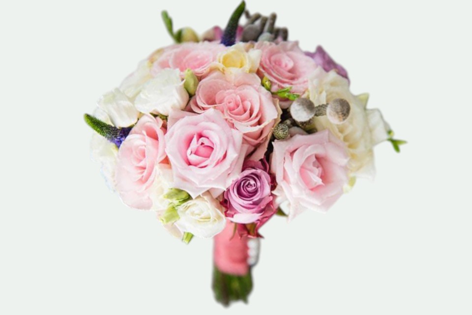 Buchet mireasă elegant cu trandafiri roz și mov, lisianthus alb și brunia argintie – Florăria Iedera Jibou
