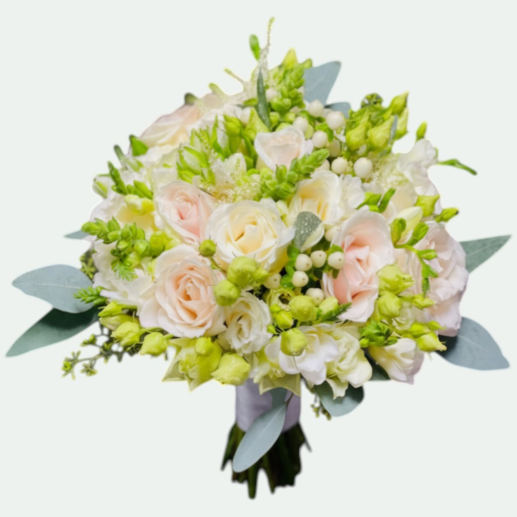 Buchet mireasă delicat cu trandafiri roz pal, miniroze albe, frezii, hypericum alb și eucalipt – Florăria Iedera Jibou