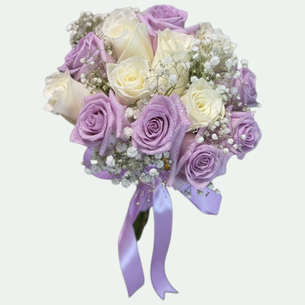 Buchet nașă cu trandafiri lila și albi, gypsophila și panglică lila – Florăria Iedera Jibou