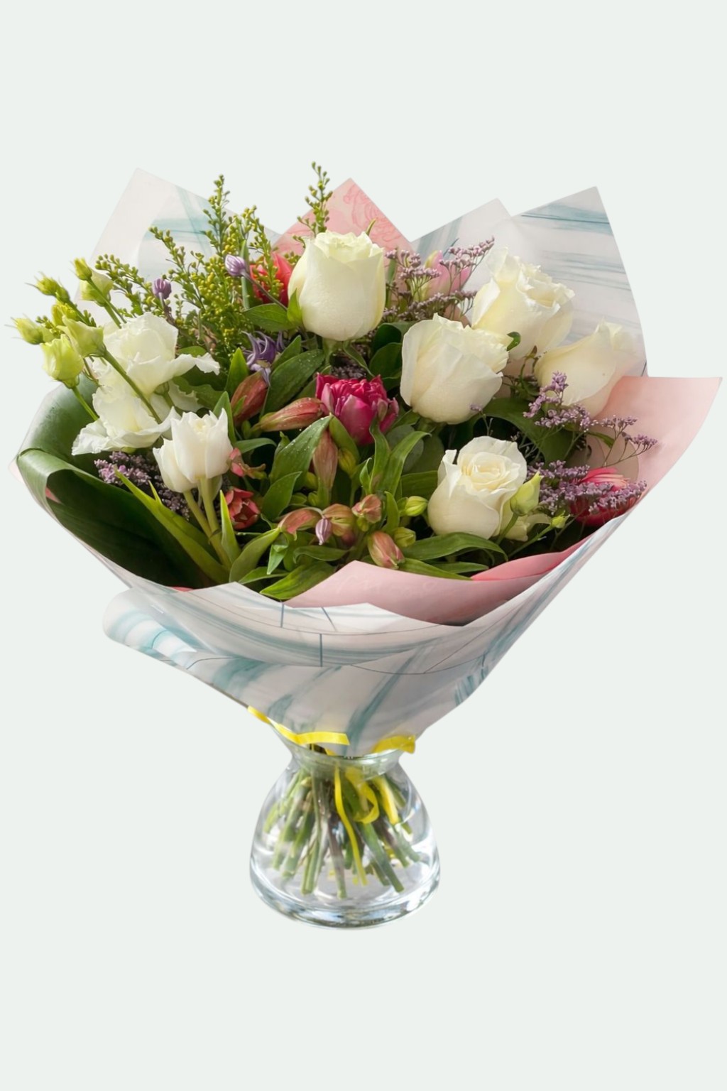 Buchet elegant cu trandafiri albi, lisianthus, alstroemeria și solidago în ambalaj roz-bleu – Florăria Iedera Jibou
