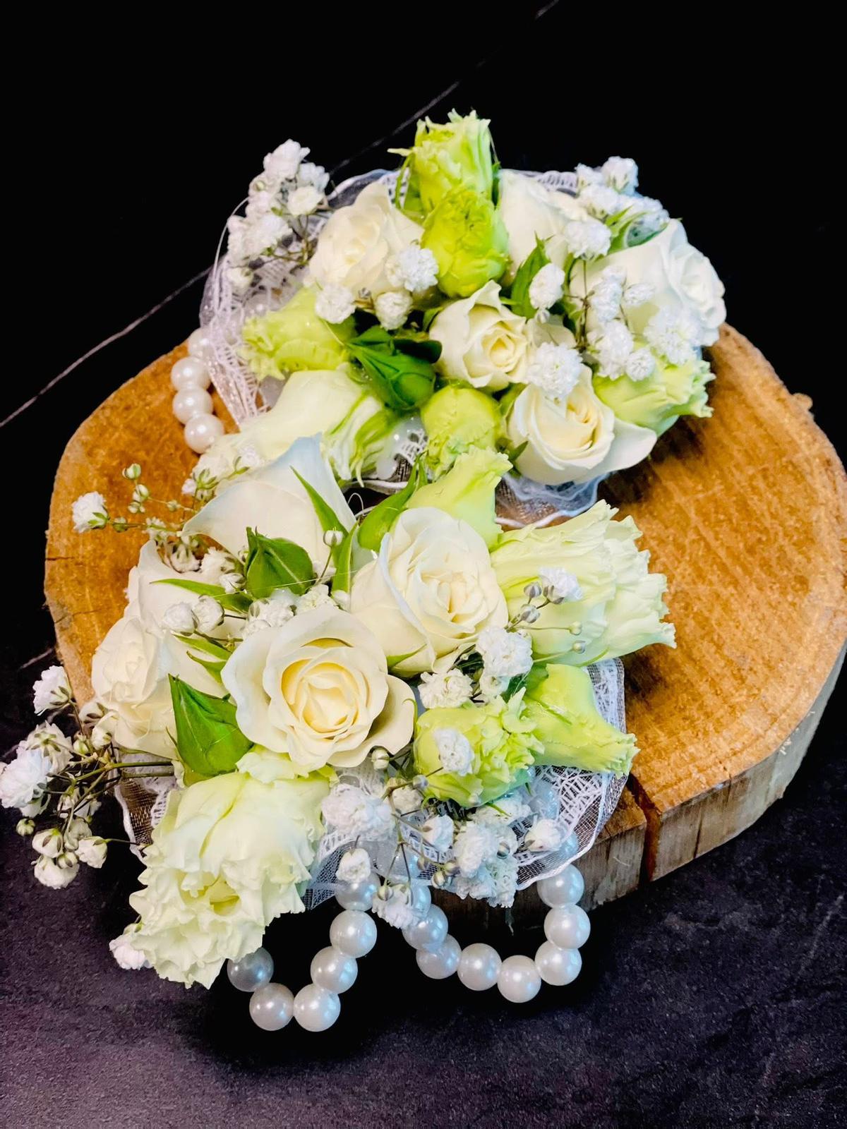 Cocardă premium nuntă albă și crem pentru mire sau naș, cu trandafiri albi, crem, eustoma și gypsophila pe dantelă, pe trunchi de lemn rustic – Florăria Iedera Jibou