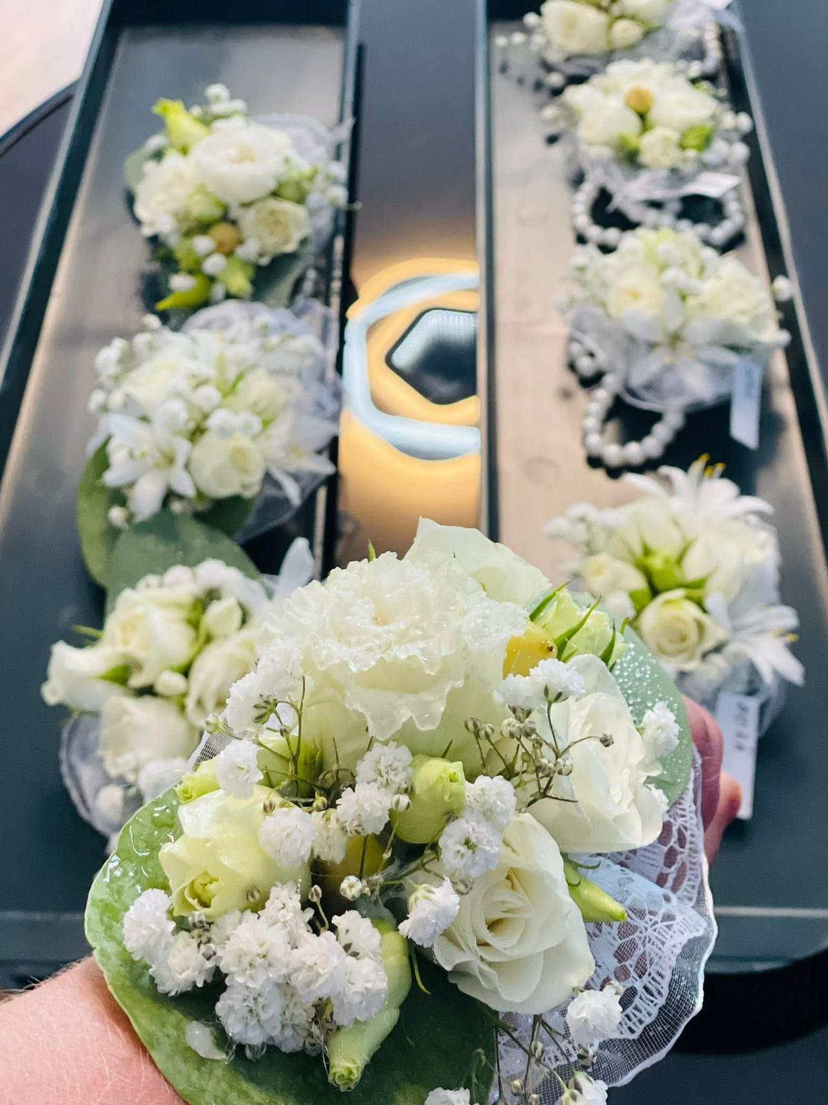 Cocardă albă elegantă de nuntă cu trandafir alb, freziile, gypsophila și etichetă personalizată Mire, alături de lumânări decorate – Florăria Iedera Jibou