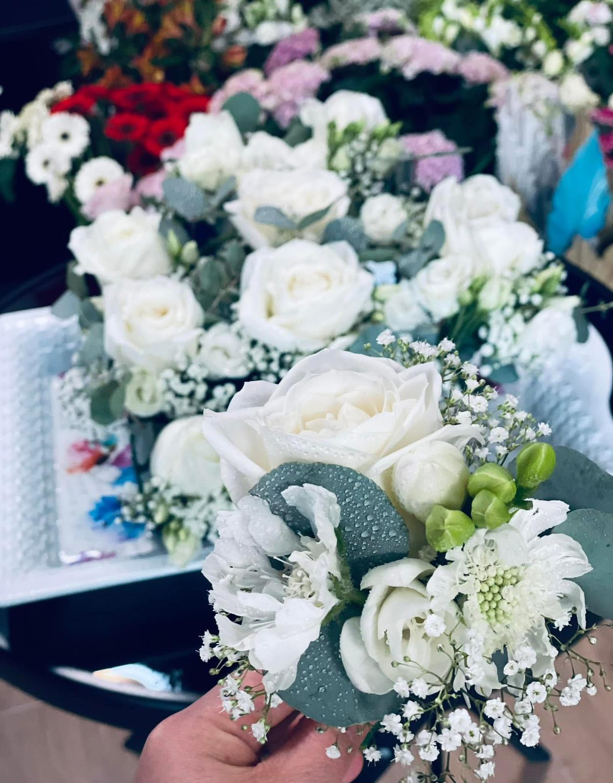 Cocardă mare albă pentru naș sau mire cu trandafir alb, gypsophila, verdeață, dantelă albă și frunze de eucalipt – Florăria Iedera Jibou