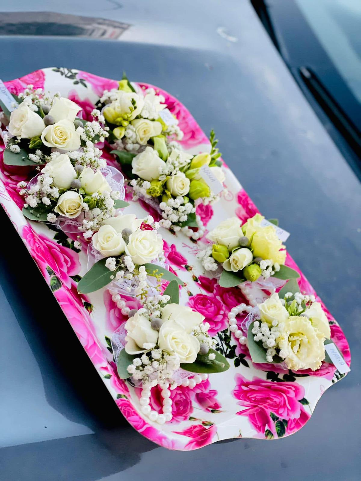 Set cocarde albe pentru ceremonie de nuntă cu trandafiri albi, freziile, gypsophila și dantelă cu perle, pentru naș, nașă, mire, mireasă și părinți – Florăria Iedera Jibou