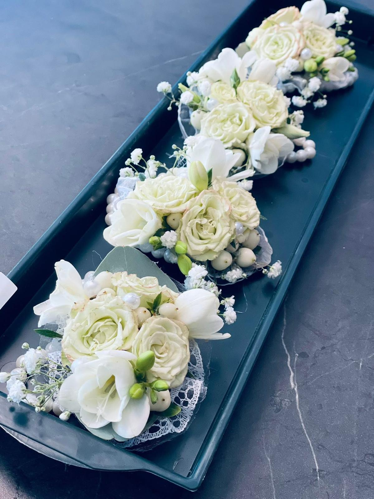 Cocarde nuntă clasice albe cu trandafiri albi, gypsophila, lalele, dantelă fină și perle, aranjate pe tavă neagră – Florăria Iedera Jibou