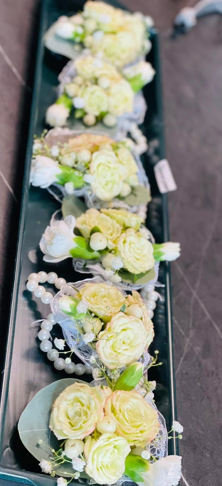 Cocarde nuntă crem și verde lime cu trandafiri crem, eustoma verde, perle și dantelă, aranjate pe tavă neagră – Florăria Iedera Jibou