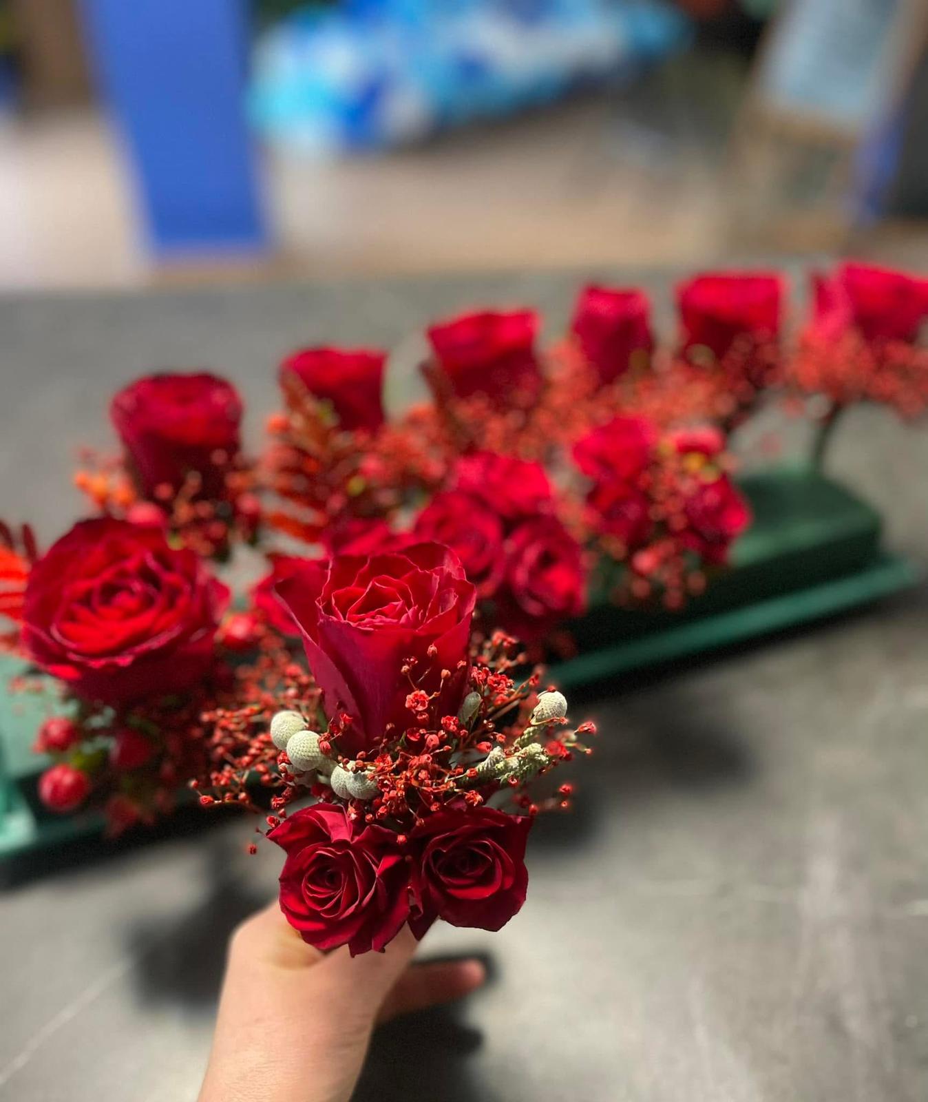 Set 8 cocarde nuntă roșii cu trandafiri Red Naomi premium, hipericum roșu, agonis și brunia gri, perfecte pentru nunți de toamnă – Florăria Iedera Jibou