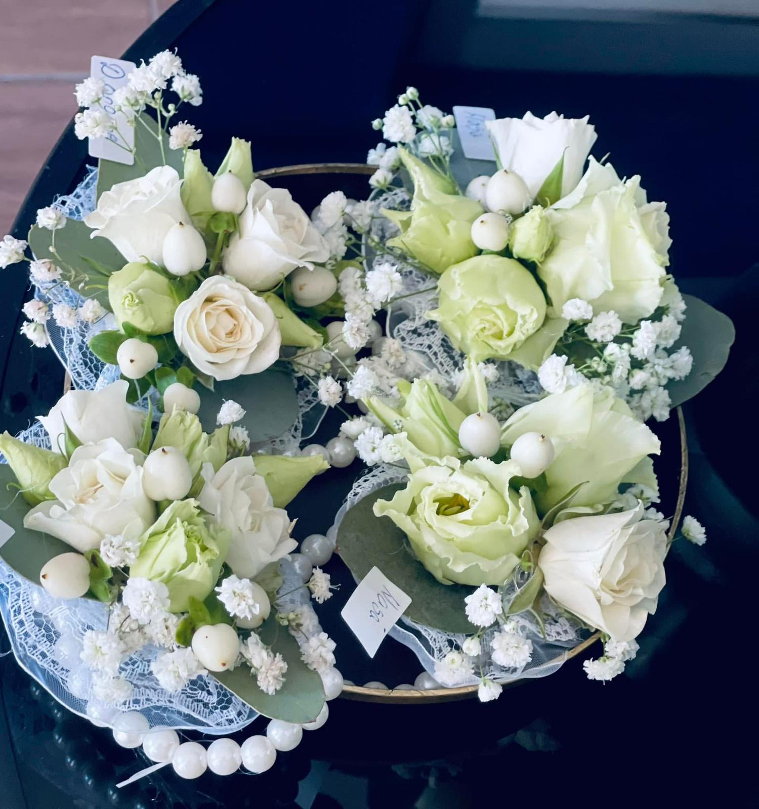 Set 4 cocarde nuntă verde lime cu trandafiri verzi Limeland, eustoma verde, hipericum alb și gypsophila, etichete personalizate pentru naș, nașă, mire, mireasă – Florăria Iedera Jibou