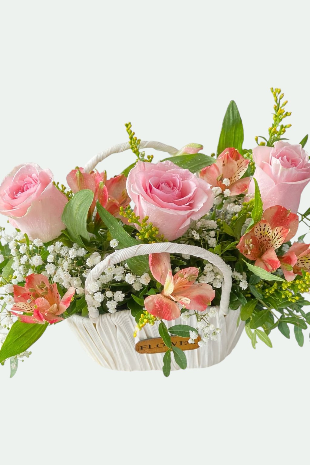 Coșuleț Roz Delicat cu trandafiri roz, alstroemeria și gypsophila în coș alb — Florăria Iedera Jibou
