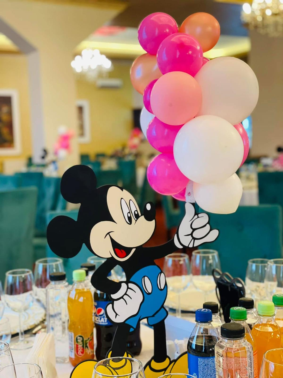 Decor masă botez tematic Mickey cu coloane de baloane roz, coral și alb — Florăria Iedera Jibou