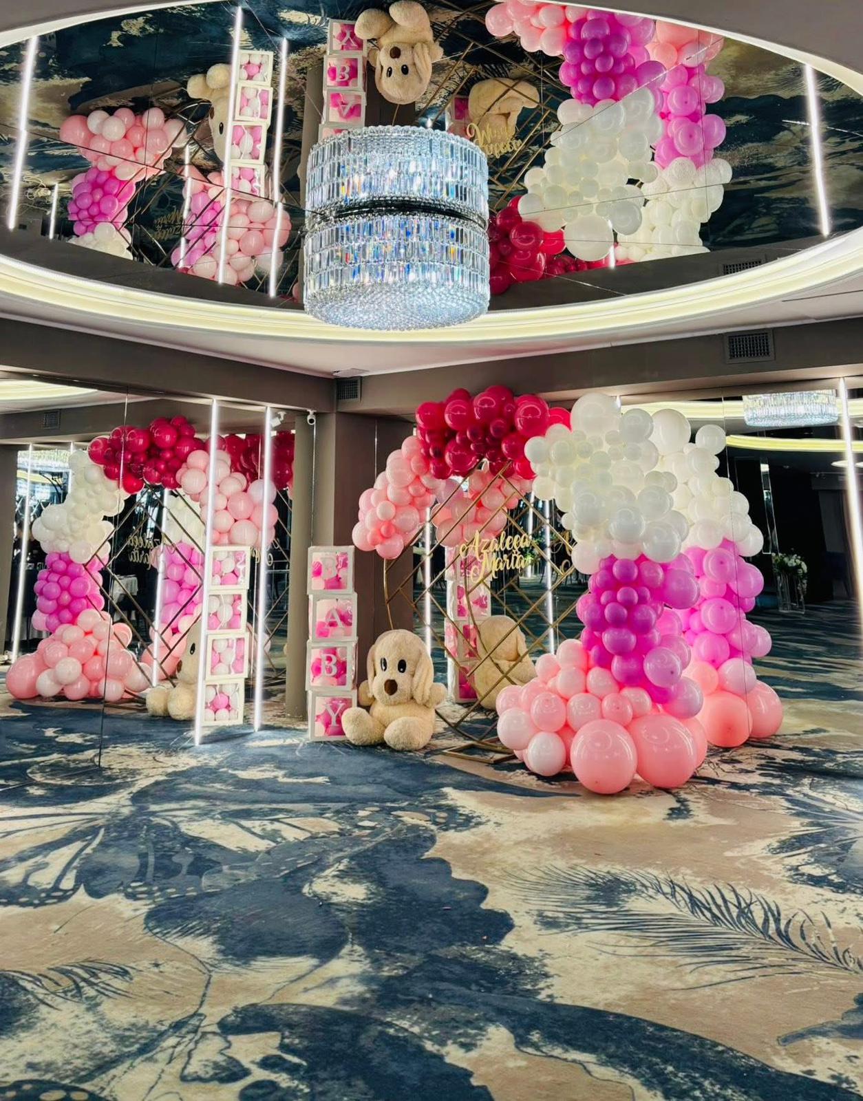 Decor sală botez fată cu coloane și ghirlande de baloane în roz, fucsia și alb, cu ursuleți — Florăria Iedera Jibou