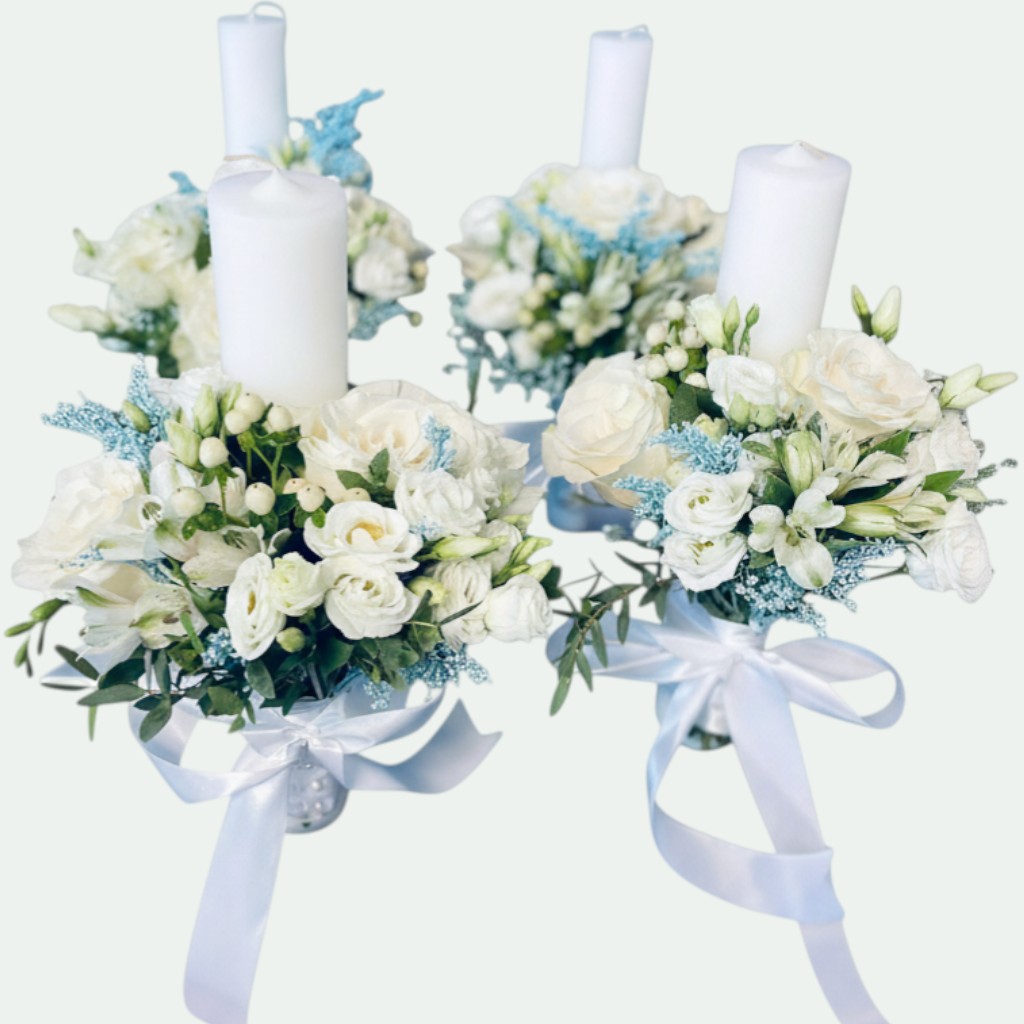 Lumânări cununie albe cu trandafiri și eustoma albe, accente bleu și gypsophila, prinse cu satin alb – Florăria Iedera Jibou