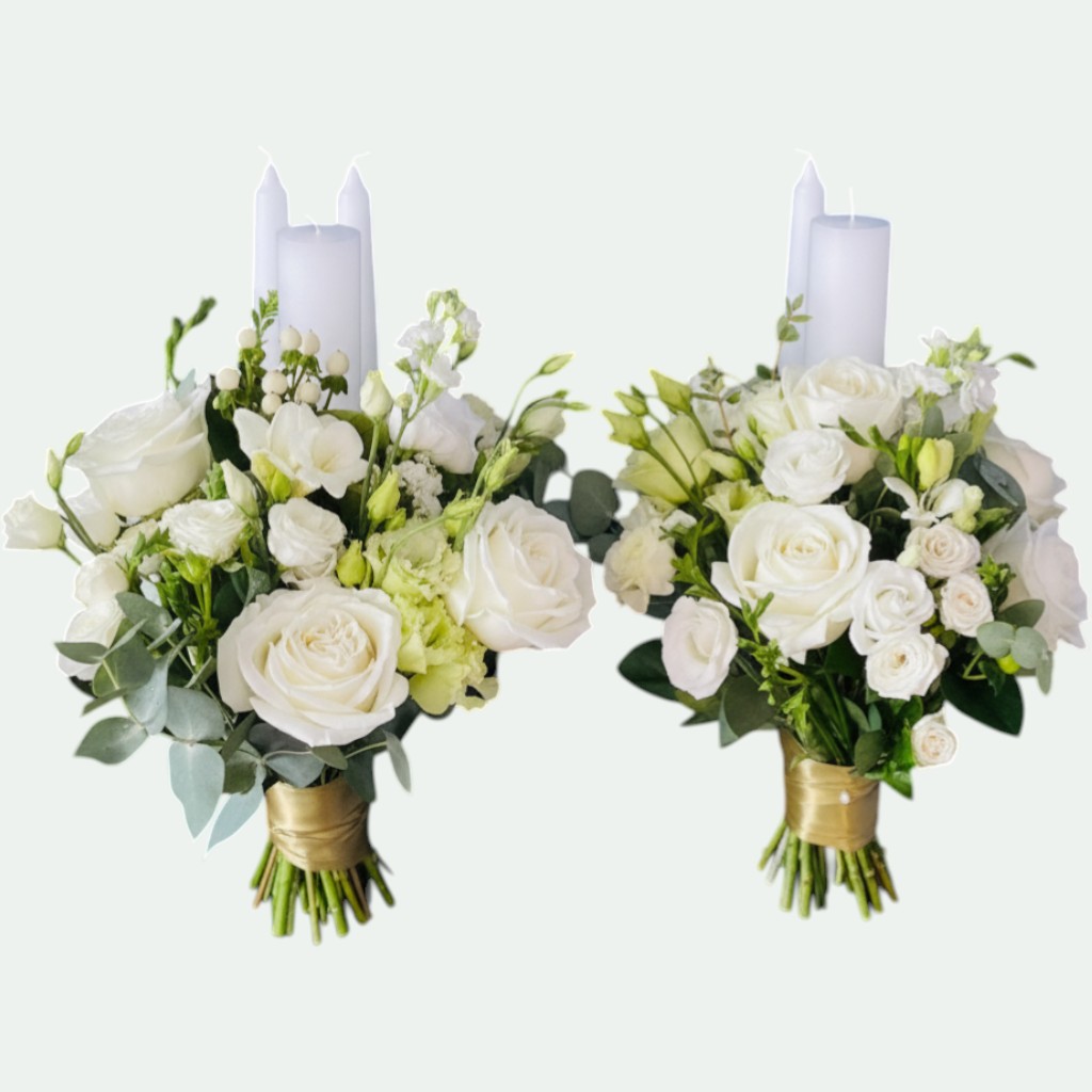 Lumânări cununie albe cu trandafiri albi, eustoma și eucalipt, prinse cu satin auriu – Florăria Iedera Jibou