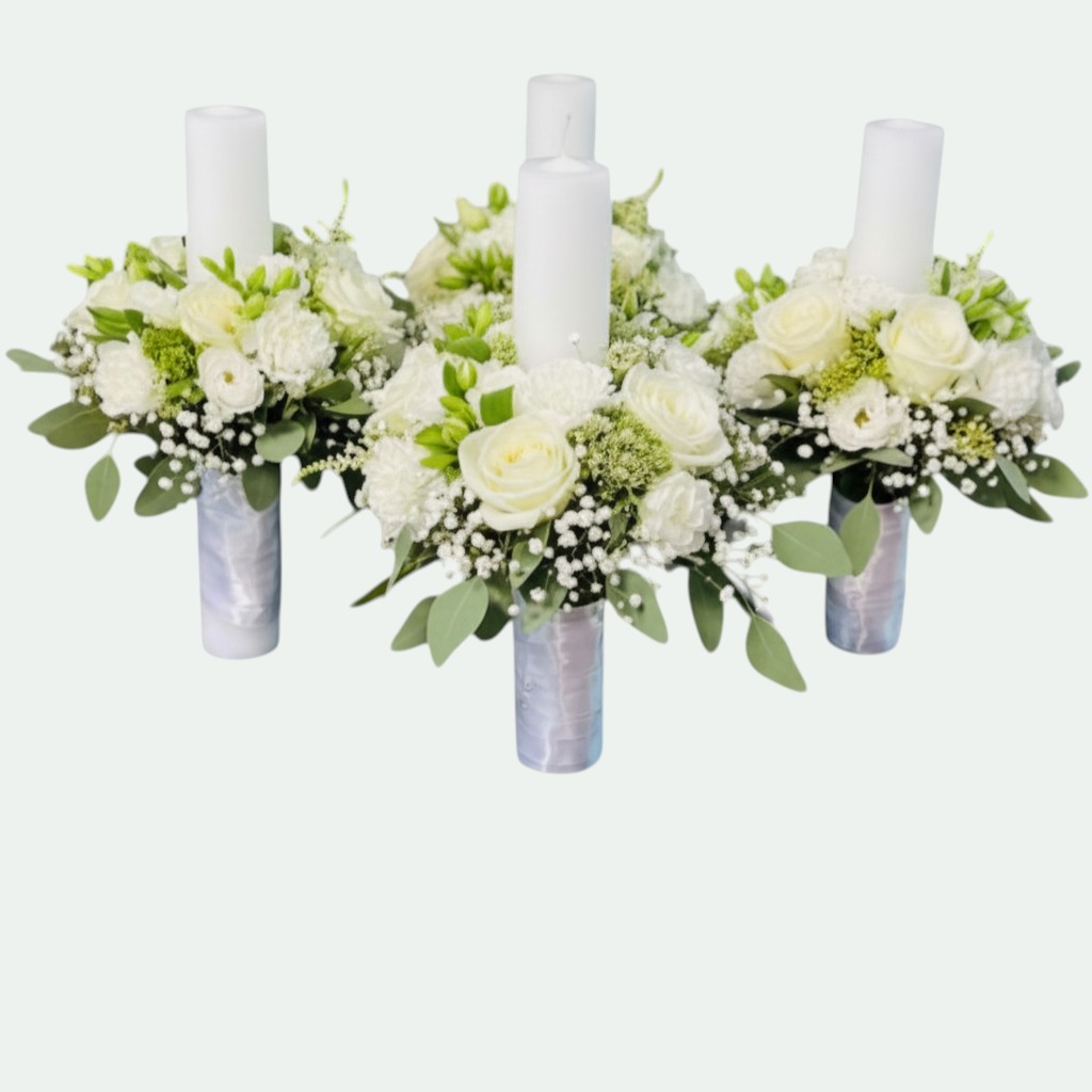 Lumânări cununie albe cu trandafiri albi, garoafe, gypsophila și eucalipt, prinse cu satin gri – Florăria Iedera Jibou