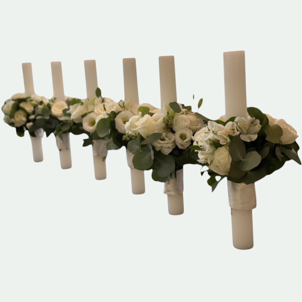 Lumânări cununie albe cu trandafiri și eustoma albe, gypsophila și eucalipt bogat, prinse cu satin alb – Florăria Iedera Jibou